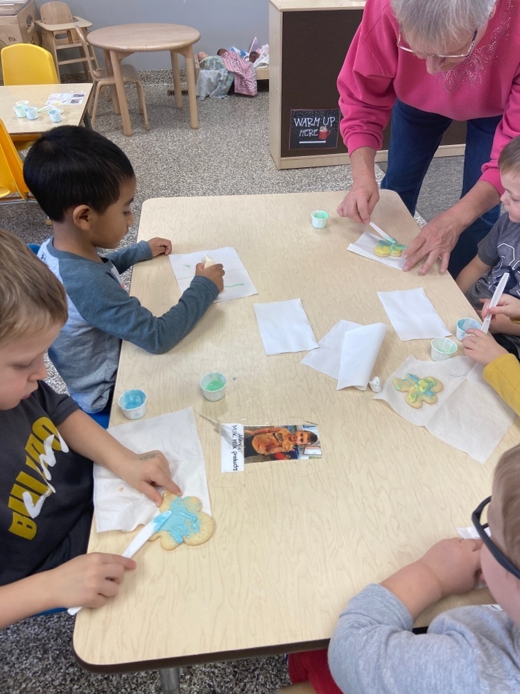 Preschool children went on a gingerbread girl hunt to finish out our gingerbread theme.  We decorated sugar cookie gingerbread man cookies !